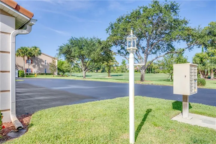 700  Saratoga  CIR, Naples, FL 34104