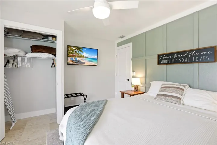 Queen Bed/ Feature Wall/ Smart TV