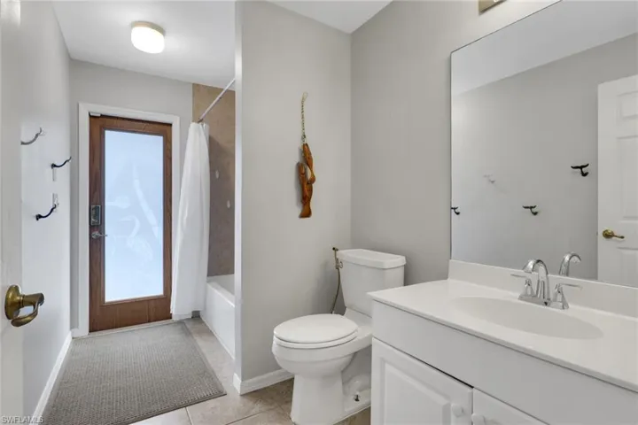 Guest/POOL Bath