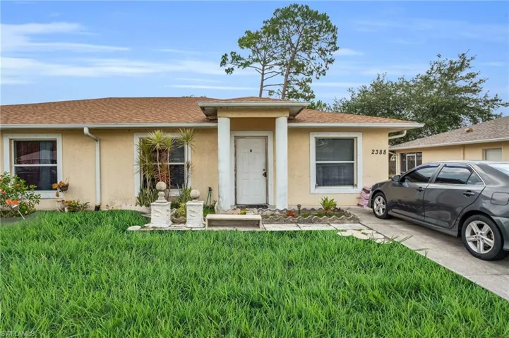 Ranch-style house featuring a front yard