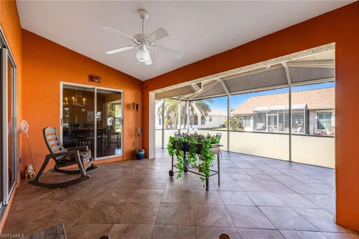 Spacious tiled & screened lanai