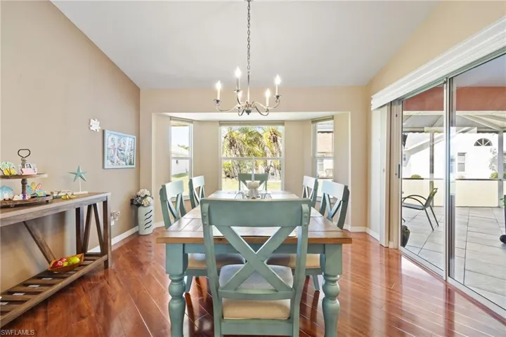 Lovely dining room with laminate flooring & a vaulted ceiling