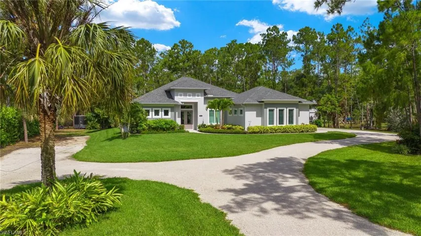 View of front of house featuring a front yard