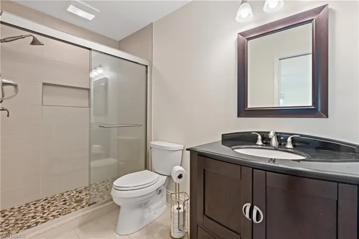 Second Master En-suite Bathroom