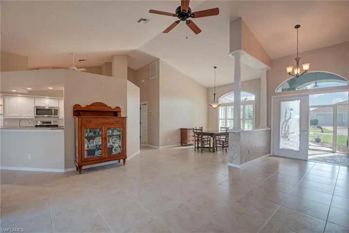 ENTRY/DINING ROOM