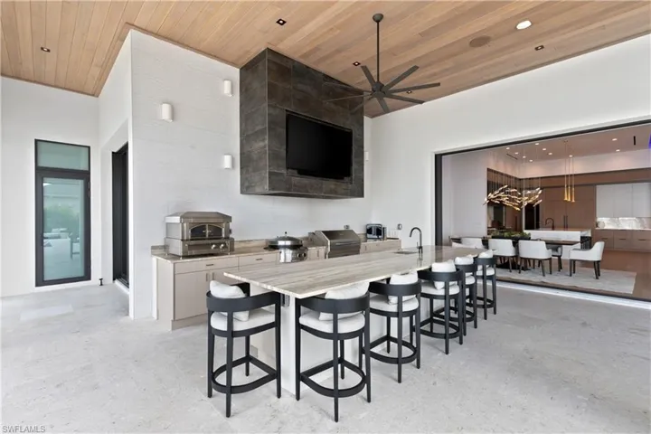 Seamless integration of indoor and outdoor dining