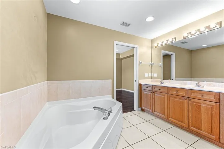 Dual Sinks and large soaking tub