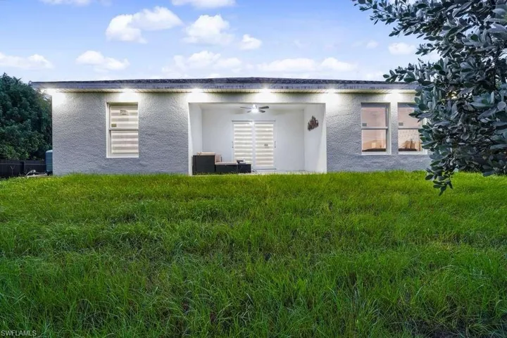 View of front of home featuring a front yard and stucco siding