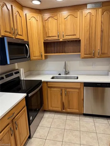 Lots of storage with 42 inch upper cabinets.