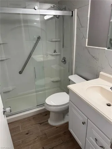 Nicely updated bath
