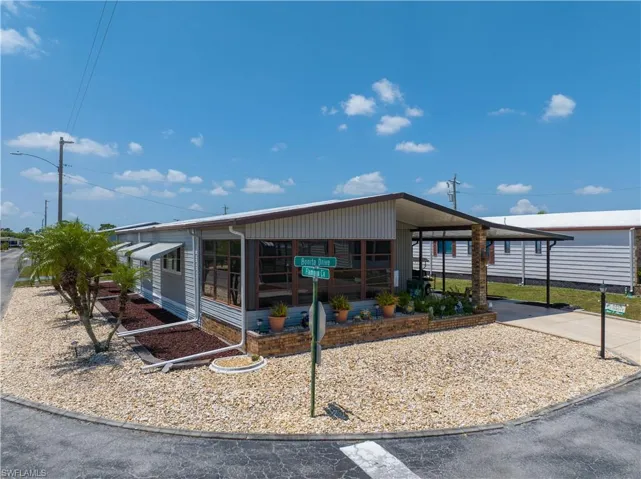 Manufactured / mobile home with a carport