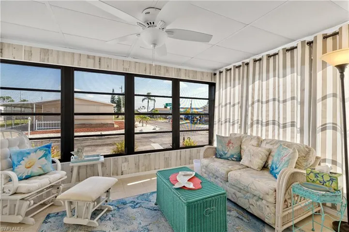 Sunroom with ceiling fan