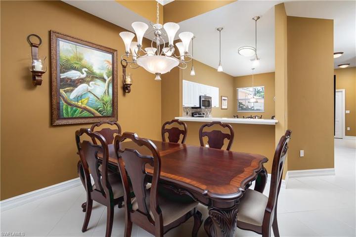 Large Dining Area - perfect for dinner parties!