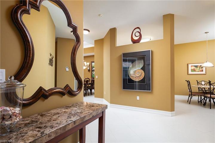 Foyer - 14 foot ceilings