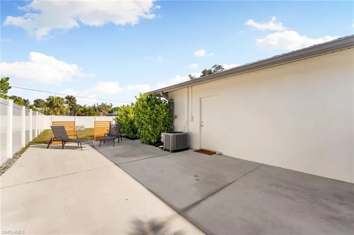 1035  El Valle  AVE, Fort Myers, FL 33919