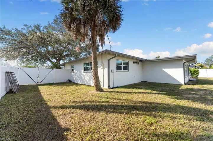 1035  El Valle  AVE, Fort Myers, FL 33919