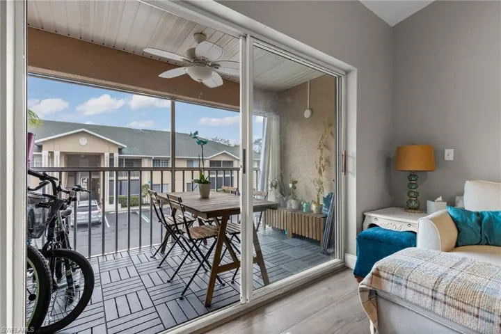 Sunroom with ceiling fan