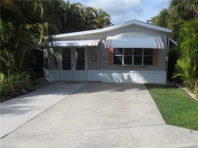 Manufactured / mobile home featuring driveway