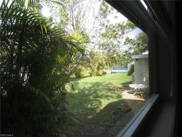 View of grassy yard