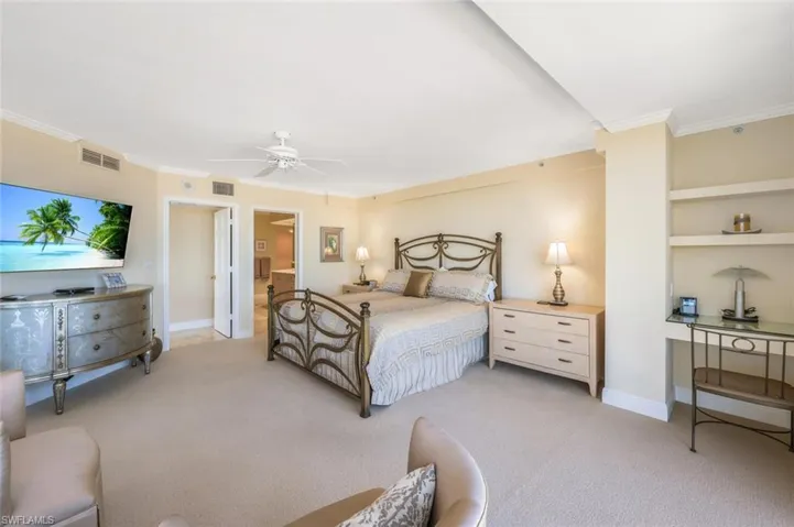 Primary Bedroom/King Bed