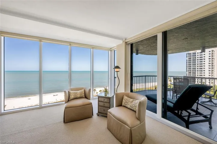 Primary Bedroom/King Bed