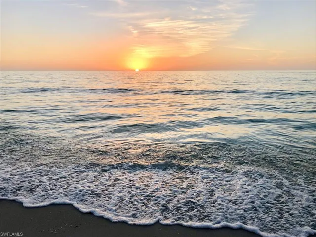 Less than 5 miles to Naples Beaches