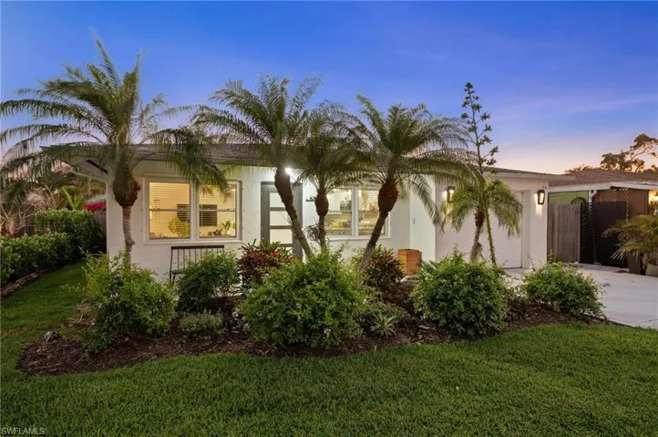 680  102nd N AVE, Naples, FL 34108