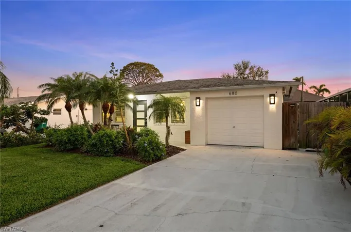 680  102nd N AVE, Naples, FL 34108