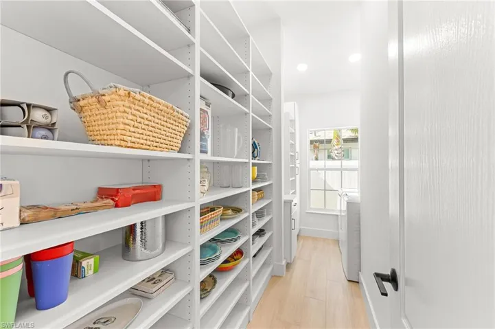 Pantry & Laundry room washer / clothes dryer