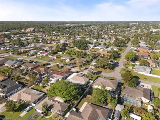 Birds eye view of property featuring a residential view