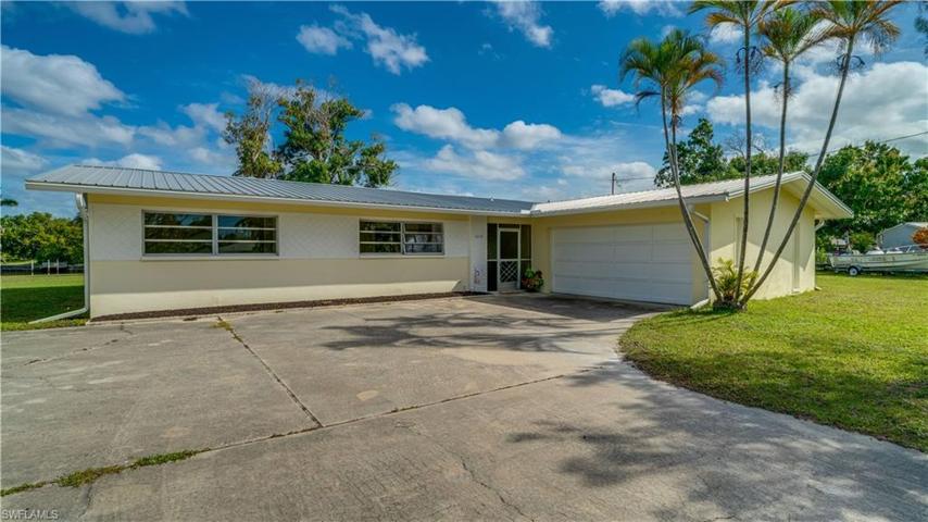 The often coveted side-load garage is 564 SF!