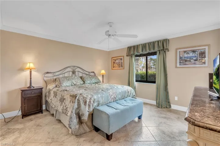 221  Fox Glen  DR, Naples, FL 34104