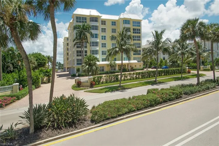 View of apartment building / complex