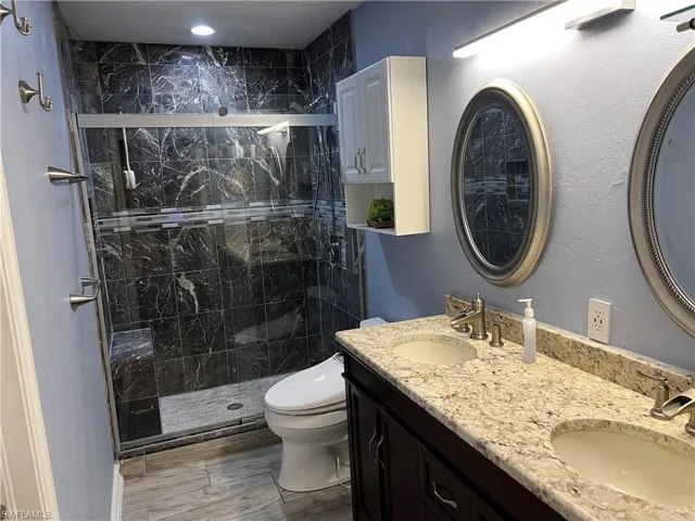 Upstairs Master En Suite Bath