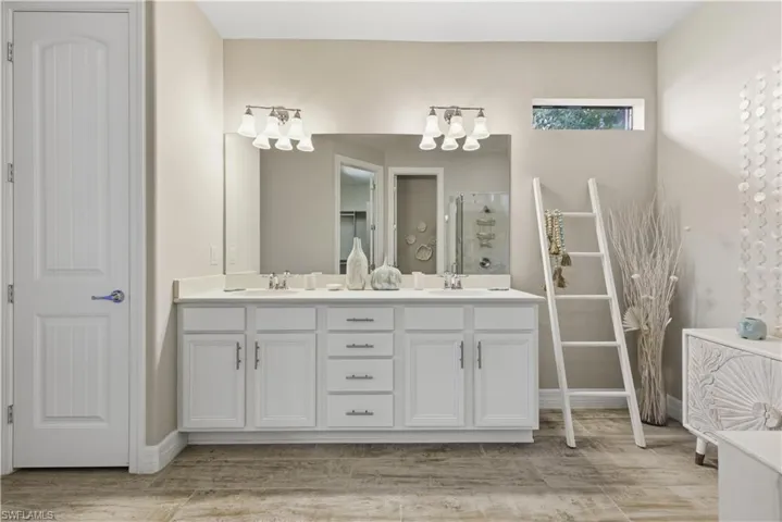 Alternate Master Bath View