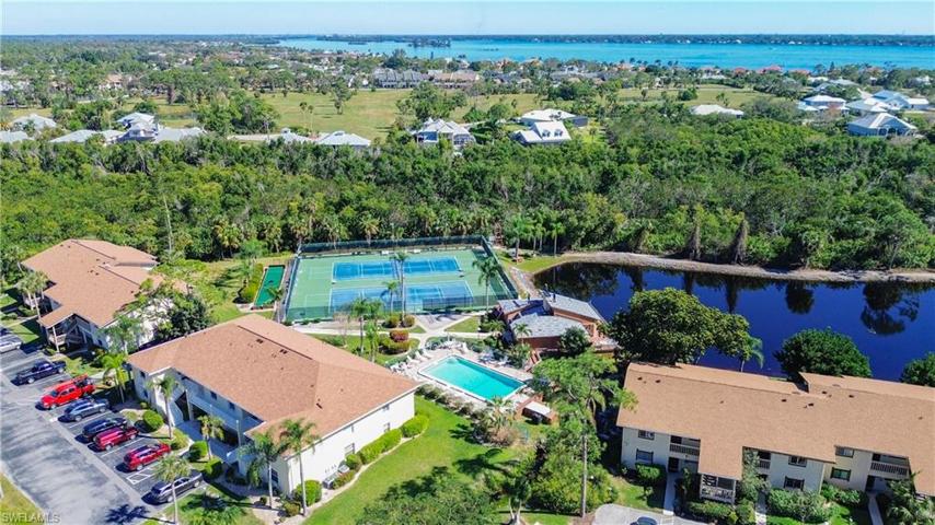 Pool, tennis courts, bocce ball courts and clubhouse of Foxmoor Lakes