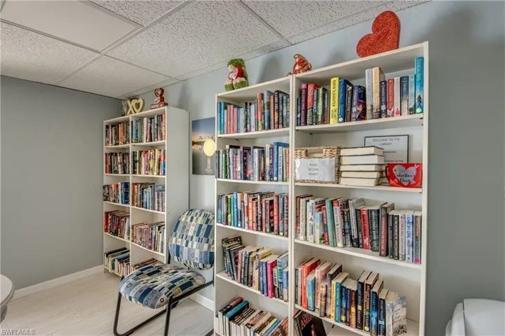 2 story clubhouse has a library, kitchen, washers & dryers, pool table, ping pong table, and TVs.