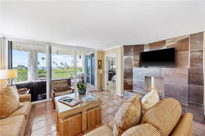 50  Seagate  DR, Naples, FL 34103