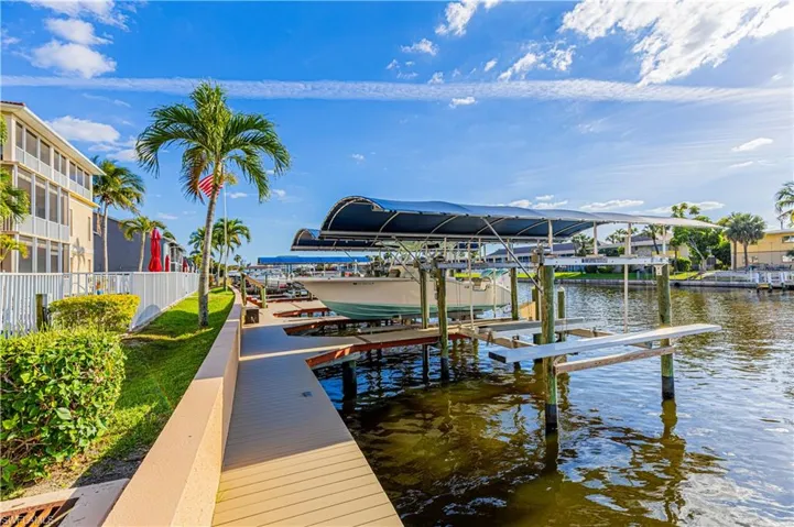 10,000 lb boat lift ready for your boat to call it home, custom lighting stays