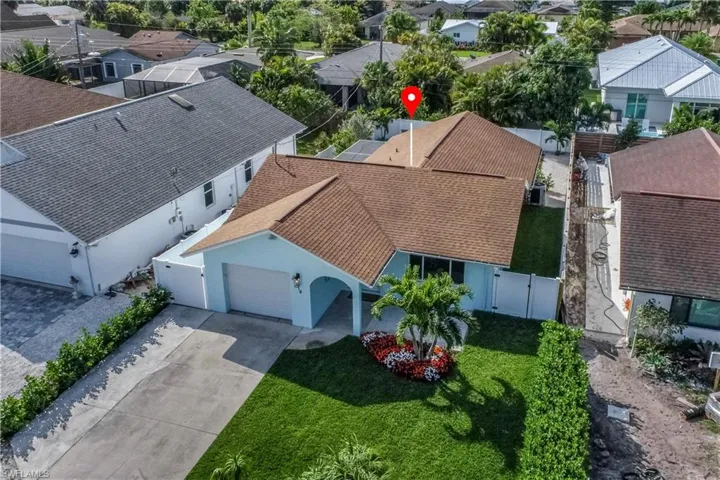 Birds eye view of property featuring a residential view