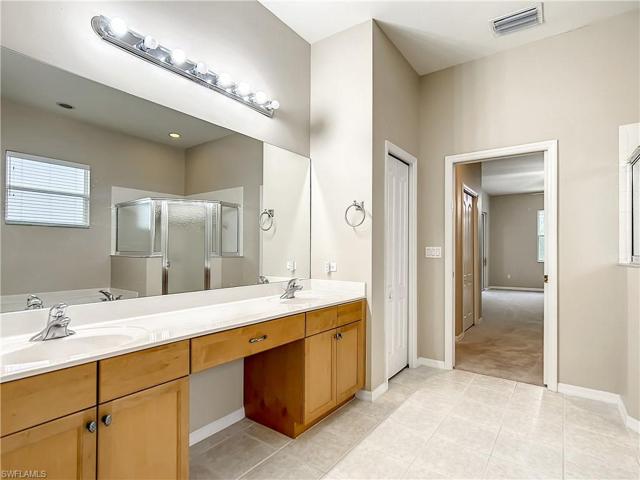 Double sink vanity in main bathroom