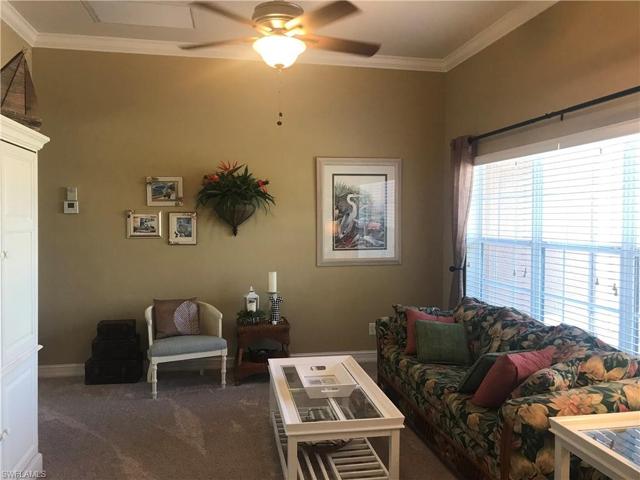 Sitting area/TV room off main entrance