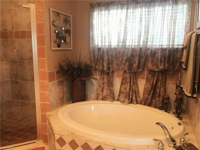 Bath tub in Master bathroom