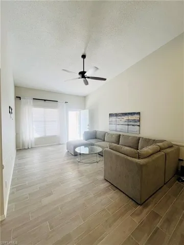 Updated photos- Space now vacant!