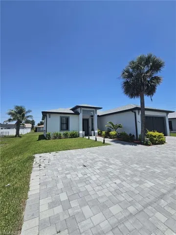 View of front of home featuring a front yard and stucco siding