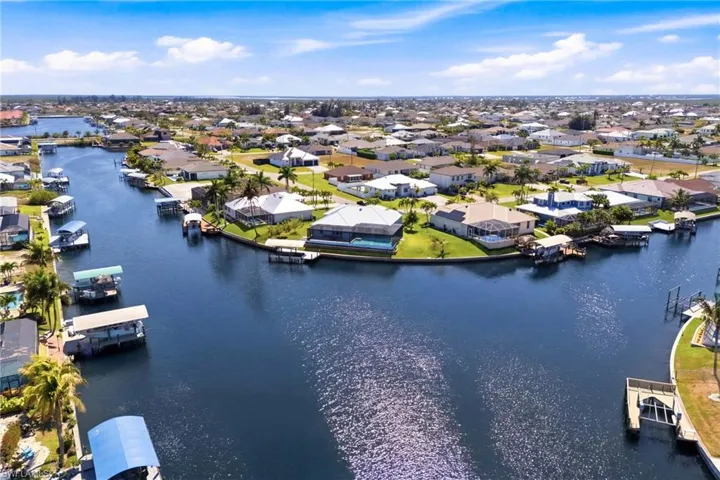 Wide intersecting canal vistas create a dramatic and ever-changing waterfront panorama.