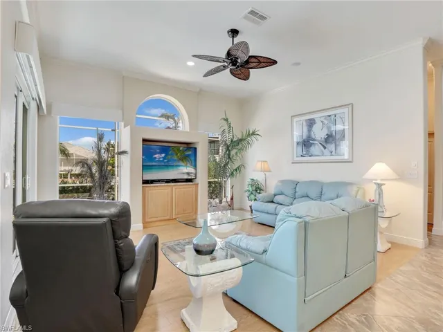 Living area featuring crown molding, ceiling fan, and recessed lighting
