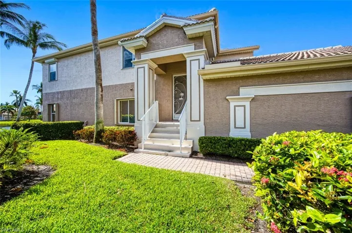 View of front of property featuring a front yard