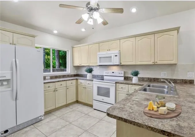 Kitchen with lots of naturla light