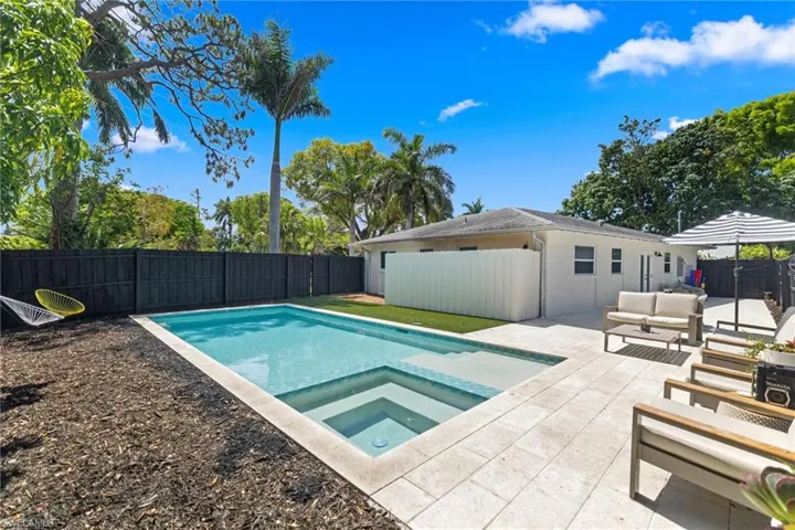 905  13th N ST, Naples, FL 34102